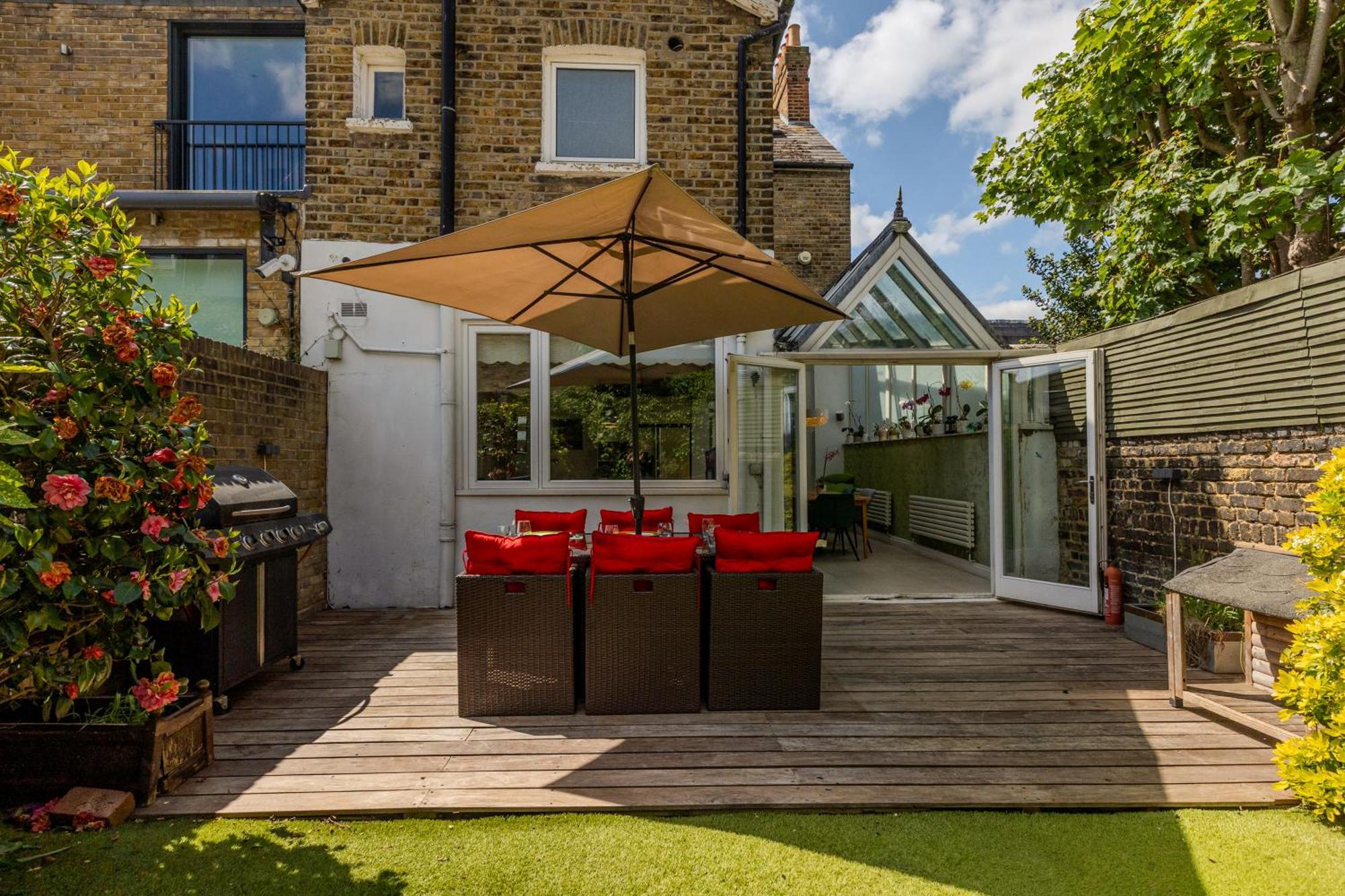 Amazing 4br Glass Roof With Parking &garden